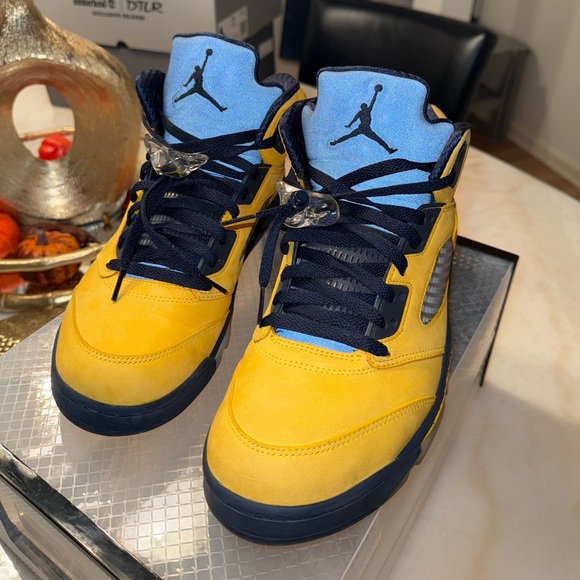 Jordan Athletic Shoes Yellow and Blue High-Top - Picture 3 of 8